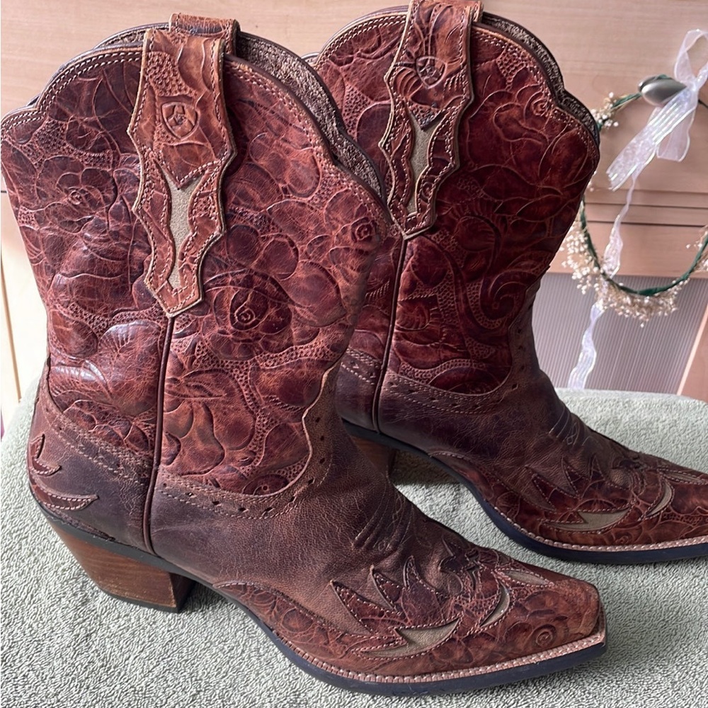 Ariat Dahlia cowboy boot light brown with green detail size 9B